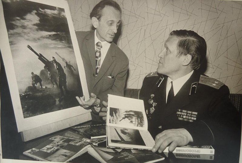 Встреча через 32 года, 1964 год. Фотокорреспондент Эммануил Евзерихин встретил через 32 года героя своей съемки военных лет подполковника В. Царапкина.Выставка «СССР в 1964 году» с этой фотографией.