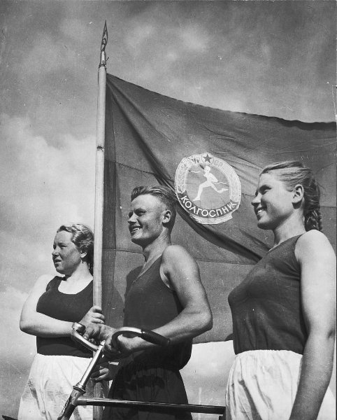 Физкультурники, 1950-е. Выставка «День физкультурника» с этой фотографией.