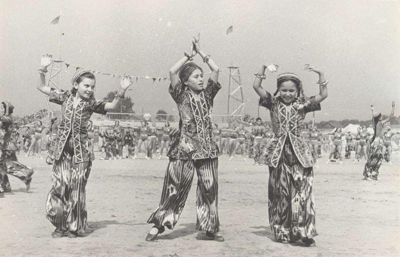 Туркменские пионерки, 1930-е. Выставка «Будь готов!» с этой фотографией.