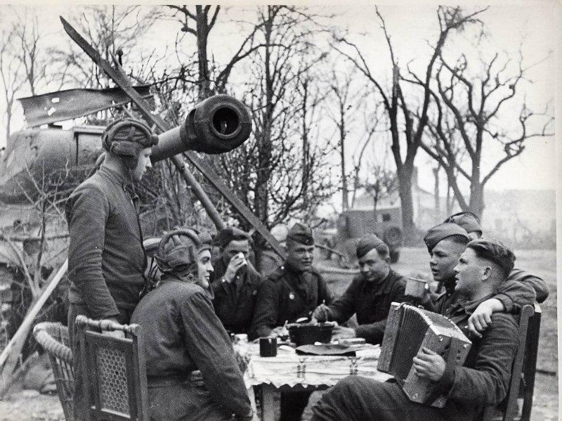 «Гармонь и танки», 1945 год. Выставка «Играй, гармонь!» с этой фотографией.