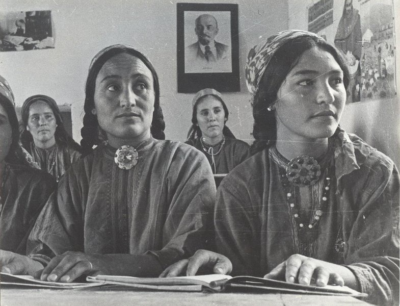 Женщины-туркменки, 1928 год, Туркменская ССР. Выставка «Советская несоветская Туркмения» с этой фотографией.