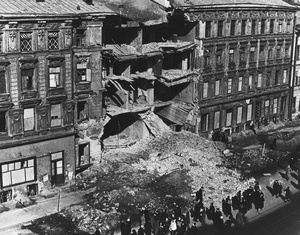 У разрушенного дома, 1941 год, г. Ленинград. Выставка «Великая Отечественная. Путь к Победе»&nbsp;и видеовыставка «Блокадный Ленинград. "Эстафета жизни"» с этой фотографией.&nbsp;