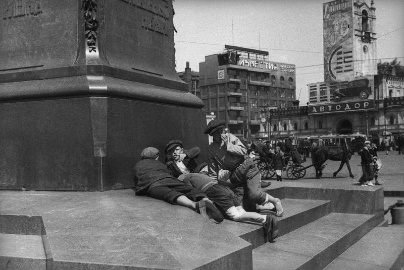 Мальчики у подножия памятника Александру Пушкину, 1932 - 1935, г. Москва. Выставка «Сфотографируй меня у памятника» с этой фотографией.&nbsp;