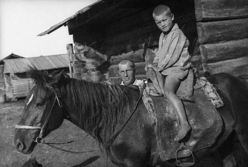 Отец и сын, 1934 - 1935. Выставка «Отцы и дети» с этой фотографией.