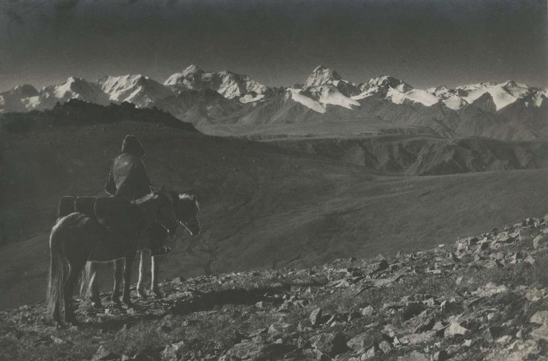 Хребет Кузлю, 1929 год, Тянь-Шань. Выставка «В горах», «Горы, "ФЭД", Шиманский» и видео «Сергей Шиманский» с этой фотографией.