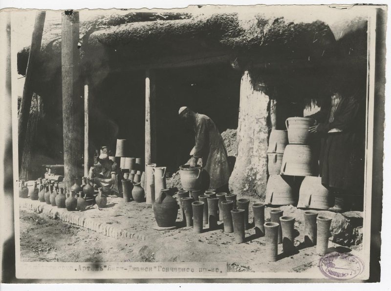 Кустарное гончарное производство, 1935 год. Выставка «Ручной труд. Кустари» с этой фотографией.