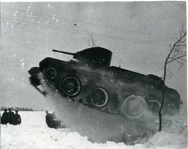 Прыжок танка, 1936 год. Выставка «Танки, еще танки, еще больше танков!» с этой фотографией.&nbsp;
