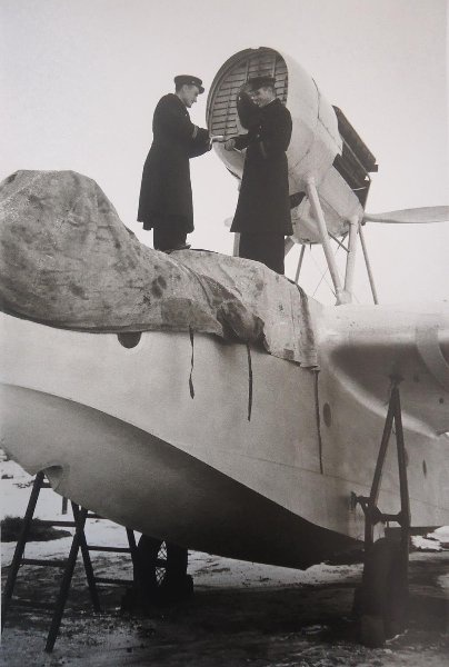 Проверка мотора гидросамолета, 1943 год. Выставка «Гидроавиация и подводный флот времен Великой Отечественной» с этой фотографией.&nbsp;