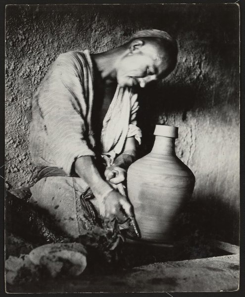Труд гончара, 1930-е. Выставка «Фотограф Георгий Зельма (1906–1984)» с этим снимком.