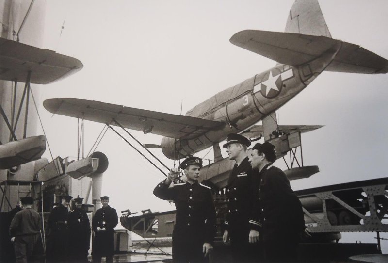 Американские и советские летчики на палубе крейсера «Мурманск», 1944 год. Американский крейсер «Милуоки», переданный на Северный флот, в 1944 году переименовали в «Мурманск».&nbsp;Видео «Роберт Диамент» с этой фотографией.