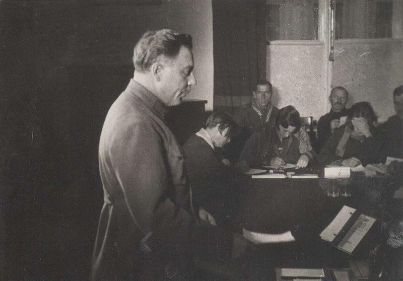 Климент Ворошилов делает доклад, 1930-е. Выставка «Календари» с этой фотографией.