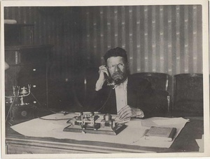 Михаил Калинин в служебном кабинете, 1918 год, г. Москва. Видео «Михаил Калинин. "Добрый дедушка президент"» и выставка «У меня зазвонил телефон...» с этой фотографией.