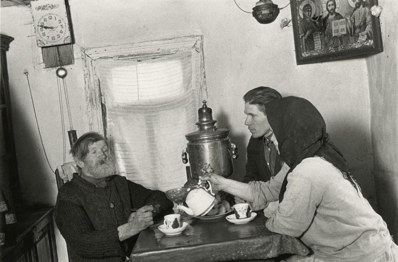 Чаепитие в доме колхозника, 1934 год. Выставка «Авангард Михаила Прехнера» с этой фотографией.