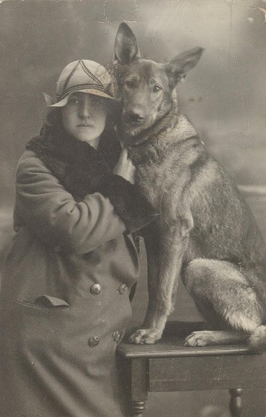 Женщина с собакой, 1920 - 1923. Выставки&nbsp;«10 модных фотографий: 1920-е», «"Каждой собаке – породистого хозяина!"» и «Мода ХХ века в 100 фотографиях» с этим снимком.