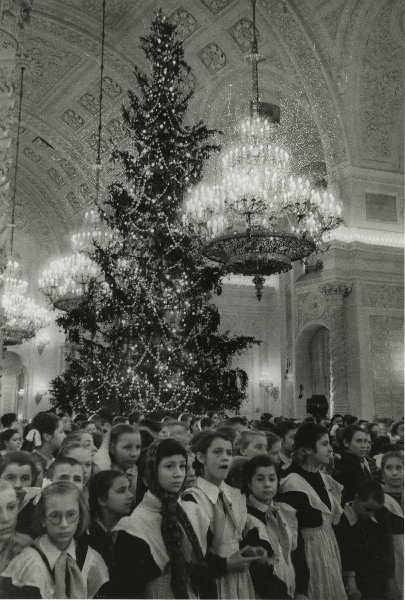 Елка в Кремле, 1954 год, г. Москва. Выставка «10 лучших елок» с этой фотографией.