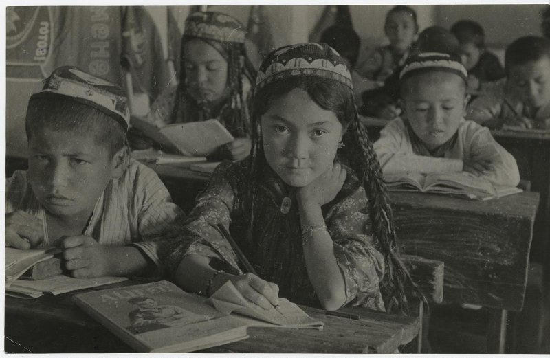 В школе колхоза имени Карла Маркса, 1930-е, Узбекская ССР. Выставка «Жемчужина в оправе скал» с этой фотографией.