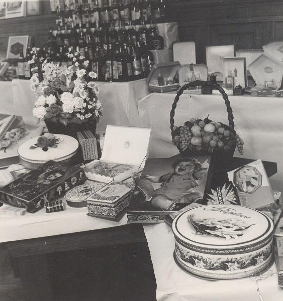 Кондитерские изделия, фрукты, вина, парфюмерия, 1950-е. Выставка «Food фотография» с этим снимком.