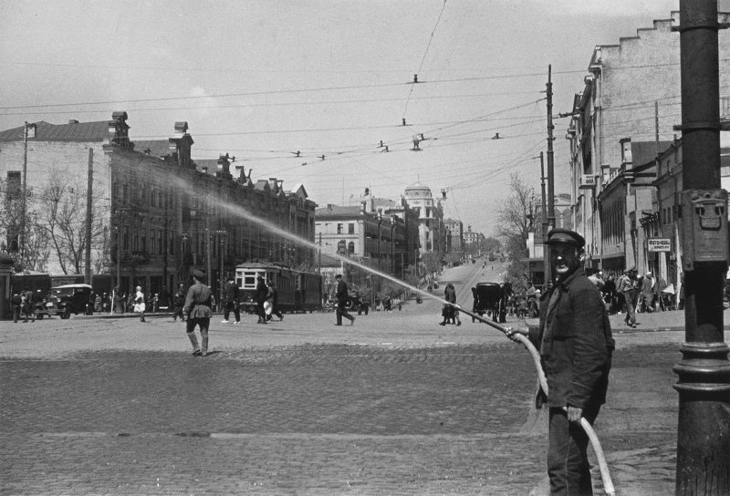 Поливальщик, 1937 год, г. Ростов-на-Дону. Выставка «Авангард Михаила Прехнера» с этой фотографией.