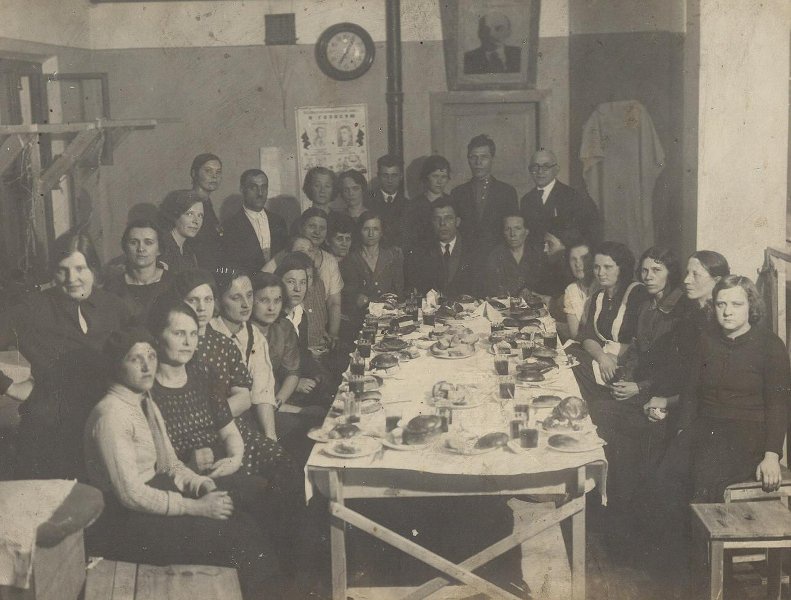 Празднование 8 марта, 8 марта 1938. Выставка «Международный женский день» с этой фотографией.