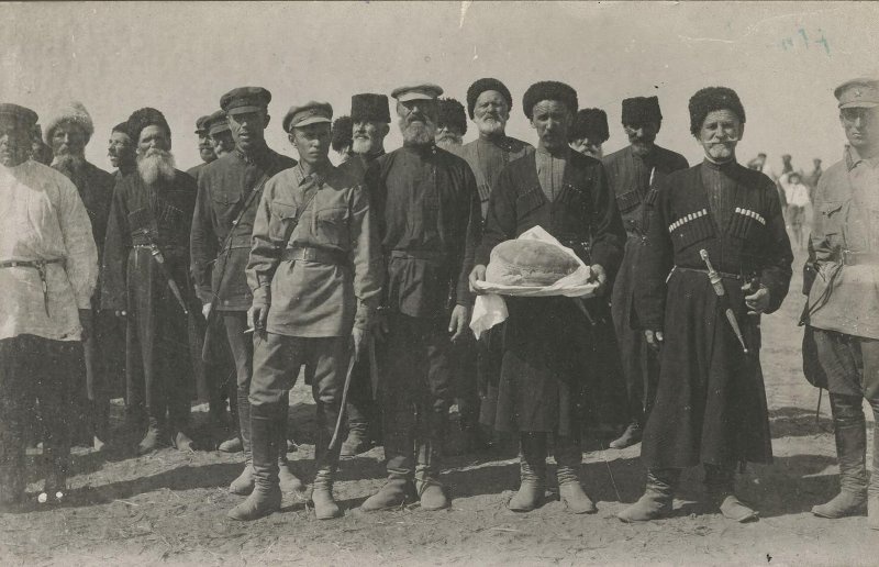 Представители от кубанских казаков встречают войска Северо-Кавказского военного округа, 17 сентября 1927, Северо-Кавказский край, Кубань. Выставка «Казаки» с этой фотографией.