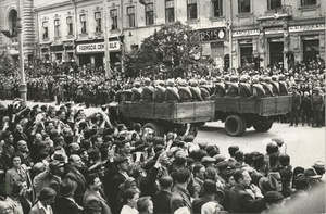 Парад в Кишиневе, 3 июля 1940, Молдавская ССР, г. Кишинев. Выставка «Советская Молдавия» с этой фотографией.