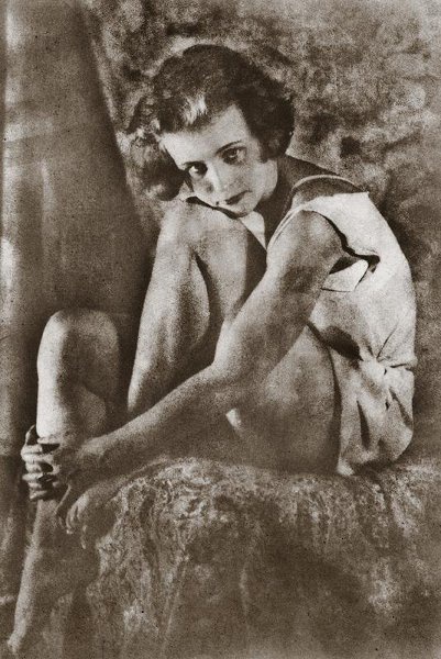 Сидящая девушка, 1928 год