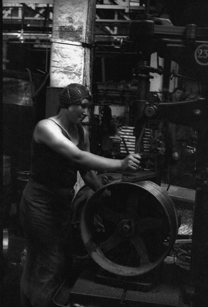 Работница, 1930-е, г. Ростов-на-Дону. Выставка&nbsp;«Женщины неженских профессий» с этой фотографией.&nbsp;