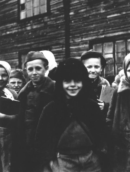Дети оккупированного фашистами Минска, 1941 год, Белорусская ССР, г. Минск. Выставка «Узники военных мгновений» с этой фотографией.