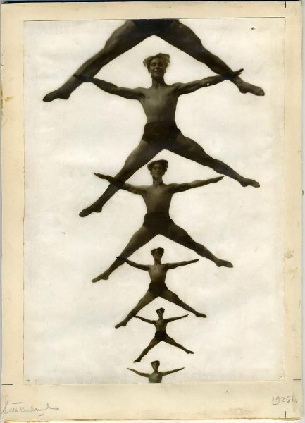 Гимнастический этюд, 1926 год. Выставка «Голыми руками» с этой фотографией.&nbsp;