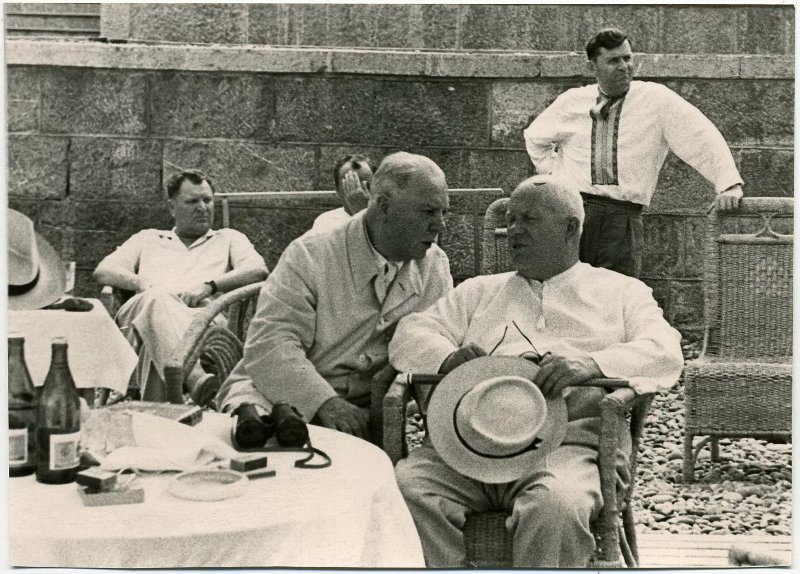 Никита Хрущев и Климент Ворошилов на отдыхе в Крыму, 1957 - 1960, Украинская ССР, Крымская обл.. На заднем плане слева – секретарь ЦК КПСС Алексей Кириченко.Видеовыставка «Никита Хрущев: "Mother of Kuzma"» с этой фотографией.