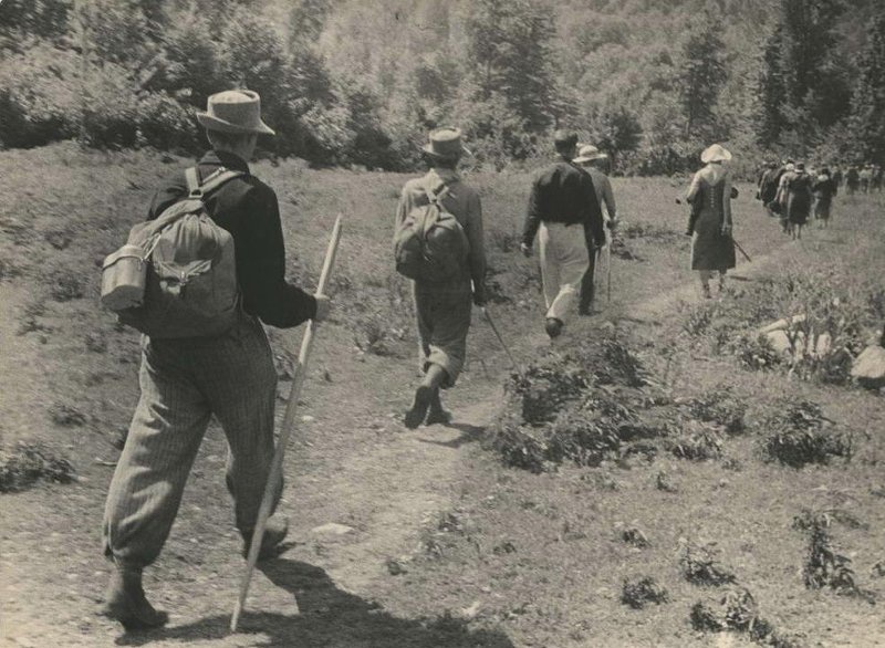 Туристы на Военно-Сухумской дороге, 1938 год, Кавказ. Выставка «За мечтами и за запахом тайги...» с этой фотографией. 