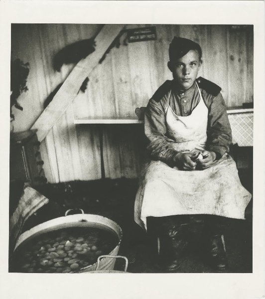 Солдатская кухня, 1943 - 1945. Выставка «Защитники Отечества» и видео «Царицы полей» с этой фотографией.