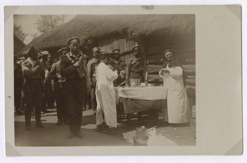 Прививка против холерных бацилл. Справа - сестра Гурко, слева - доктор Аркин., 1914 - 1916. Выставка «Прививки нужные и разные» с этой фотографией.