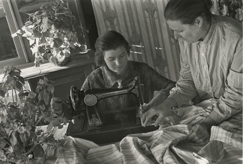 Обучение швейному делу, 1933 - 1937. Выставка «Свидетели повседневности» с этой фотографией.