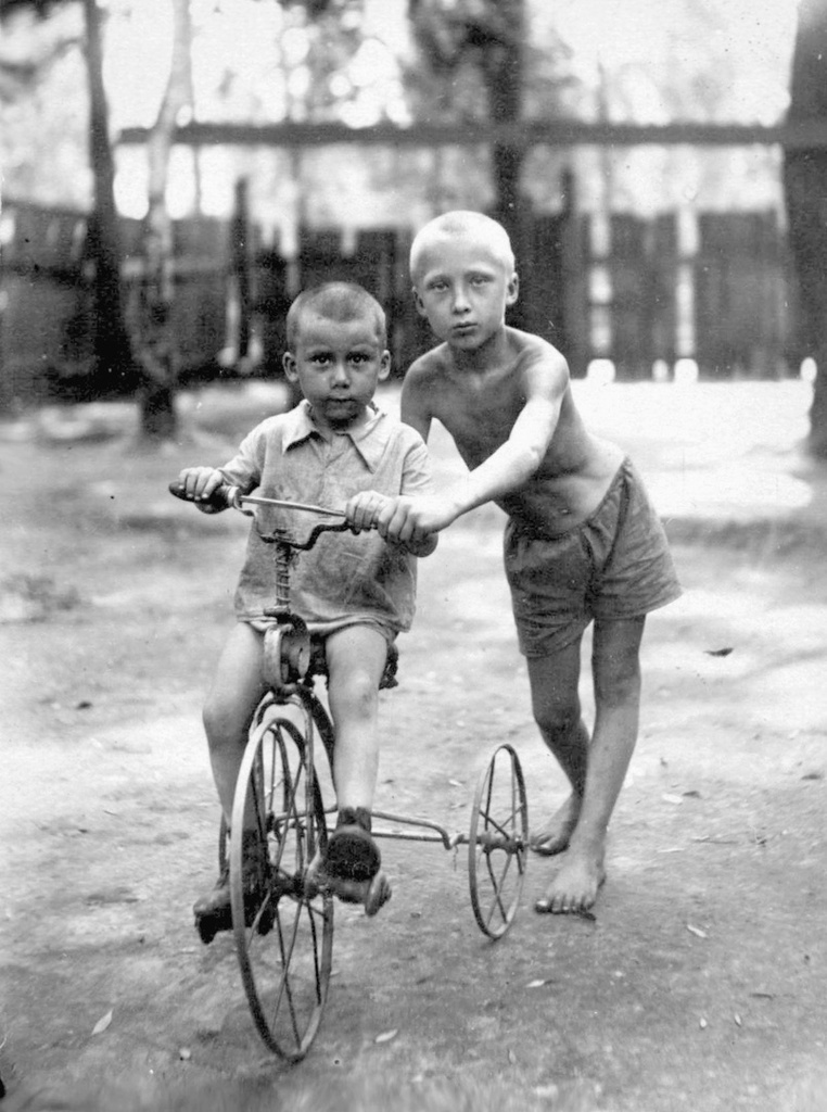 Летом на даче, июнь - август 1935. Мальчик на велосипеде – Вова Фараджев.&nbsp;Выставка «На "педальном коне"» с этой фотографией.