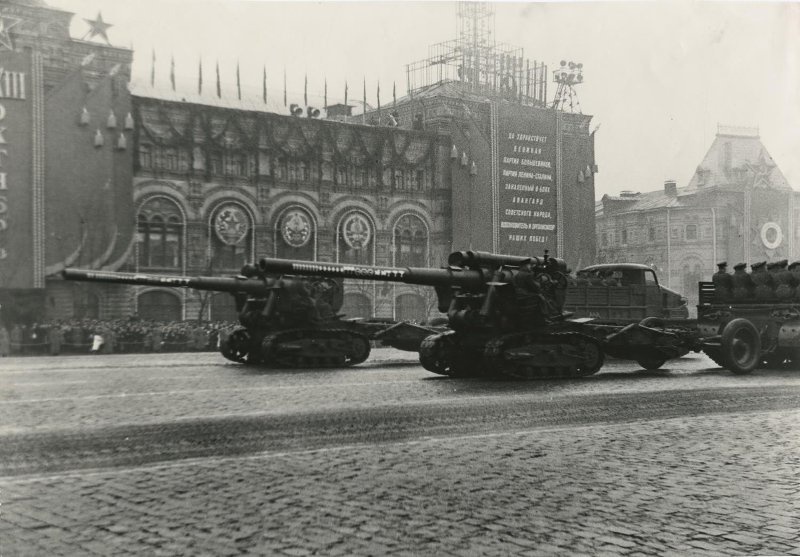 Красная площадь. Парад 1 Мая 1947, 1 мая 1947, г. Москва. Выставка «Кто с мечом к нам придет…» с этой фотографией.