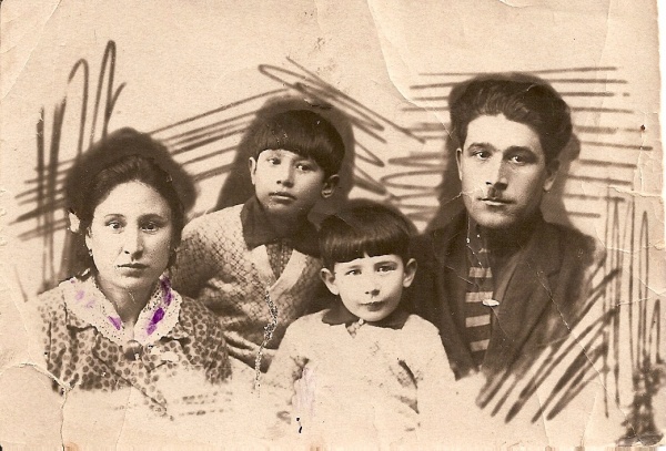 Семья Суздальницких: Иосиф Аронович, Фея Вениаминовна, Галина Иосифовна, Софья Иосифовна, 1934 - 1935, Бурят-Монгольская АССР, г. Верхнеудинск. Город Верхнеудинск с 1934 года – Улан-Удэ. 