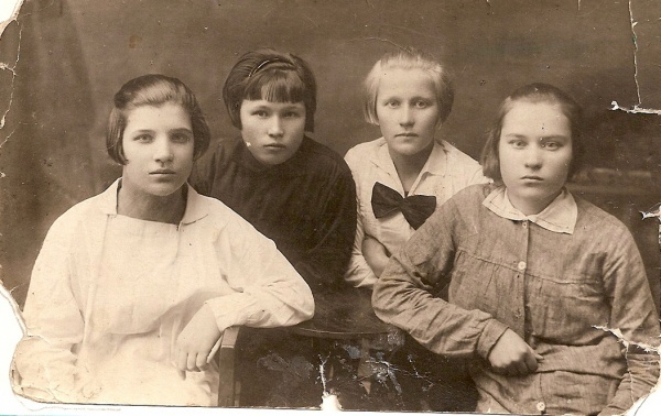 Анна Ивановна Никифорова (Ужегова), 1934 - 1935, пос. Чад. Вторая справа Анна Ивановна Ужегова, старшая сестра моего папы. Работала учительницей начальных классов в школе поселка Октябрьского Пермского края. Потом вышла замуж (стала Никифорова) и уехала на Сахалин в город Поронайск, где и прожила всю оставшуюся жизнь. Поселок Чад – ныне поселок городского типа Октябрьский в Октябрьском районе Пермского края. 