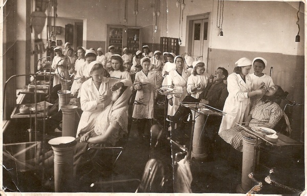 «Почти как врачи». Студенты второго курса иркутского стоматологического института на практике, 1946 год, г. Иркутск. 