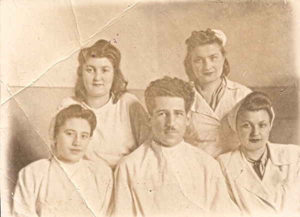 Молодые врачи, 6 апреля 1948, г. Иркутск. Надпись на фото: 6 апреля 1948 г. «Печаль моя полна тобою, одним тобой» . Крайняя слева в первом ряду Галина Суздальницкая, справа – Идиллия Стрельская. 