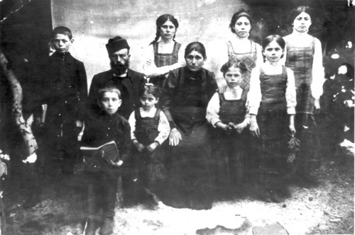 Арон и Рахиль Суздальницкие и их восемь детей: Моисей и Иосиф, Ципа, Фейга, Любовь, Малка, Лэя и Ревекка, 1908 год