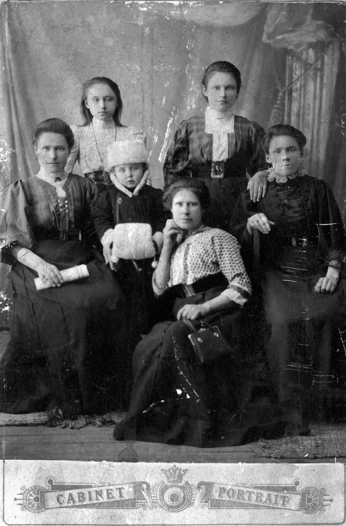 Сестры Домнины, 15 января 1912, г. Белорецк. Стоят: родные сестры: Александра Степановна Леванина (Домнина), Анна Домнина, Мария Домнина. Сидят: Татьяна Степановна Кюне (Домнина), её дочь Валентина Александровна Ракитина (Кюне), Марфа Степановна Клёнова (Домнина). Крайняя женщина справа неизвестена. Ajnjuhfabz bp fh[bdf gjkmpjdfntkz Lvbnhbz Hfrbnbyf&