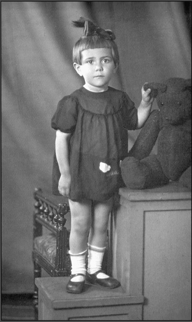Света Фараджева, 17 июня 1941, г. Москва. Почти 3 года.&nbsp;Выставка «Дети и их медведи» с этой фотографией.&nbsp;