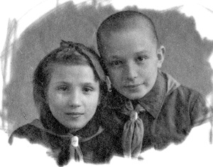 Брат и сестра, 20 марта 1944, Московская обл., г. Подольск. Валентина и Владимир Каштановы.&nbsp;