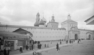 Площадь перед входом в Лавру, 31 марта 1962 - 1 мая 1962, Московская обл., г. Загорск. Ныне Сергиев Посад.