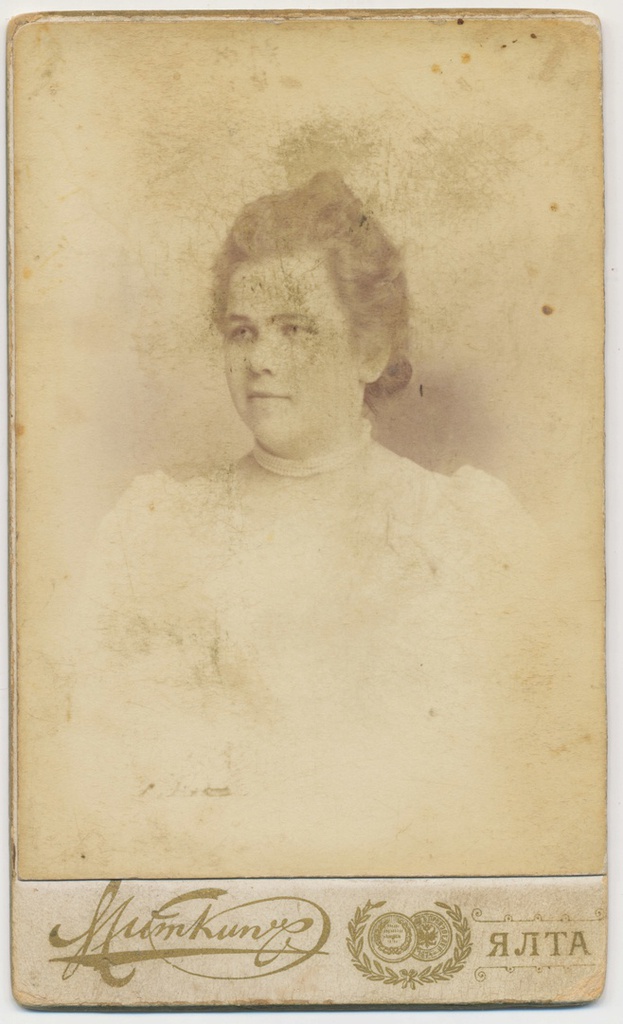 Александра Ивановна Савицкая, июнь - декабрь 1903, Таврическая губ., Крым, г. Ялта. На обороте бланка надпись: «Дорогому родному Алешеньке от его прабабушки. На память от любящей тебя. Иногда посмотришь и удивишься. Крепко любящая тебя Александра Савицкая. 19... г., 30-го Октября».&nbsp;Фотография из архива Алексея Турбаевского.