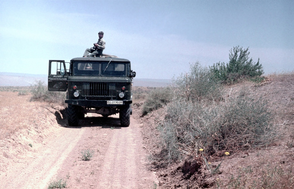 Экспедиция в пустыню Кызыл-Кум, 13 апреля 1989, Узбекская ССР. Экспедиция Института Географии АН СССР в Бухарскую область, 1989 год. На машине –  Соломон Львович Перешкольник. 