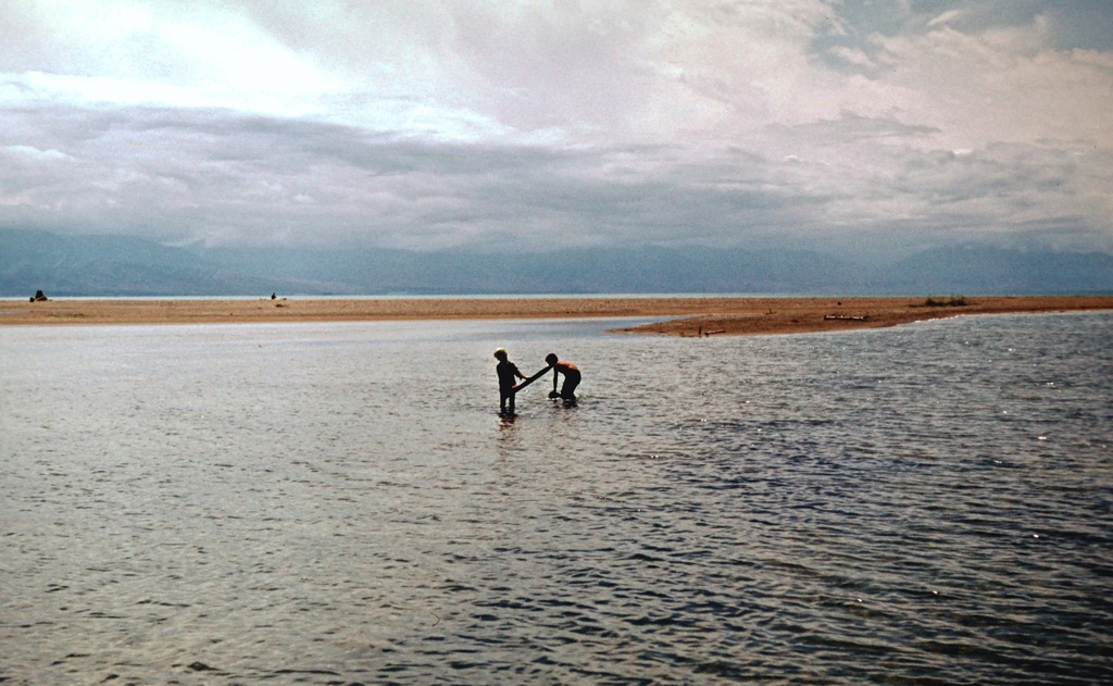 Лагуна у озера Иссык-Куль, 1 июня 1967, Киргизская ССР,  п-ов Кара-Булун. Научный стационар Тянь-Шаньской физико-географической станции на озере Иссык-Куль, полуостров Кара-Булун. 