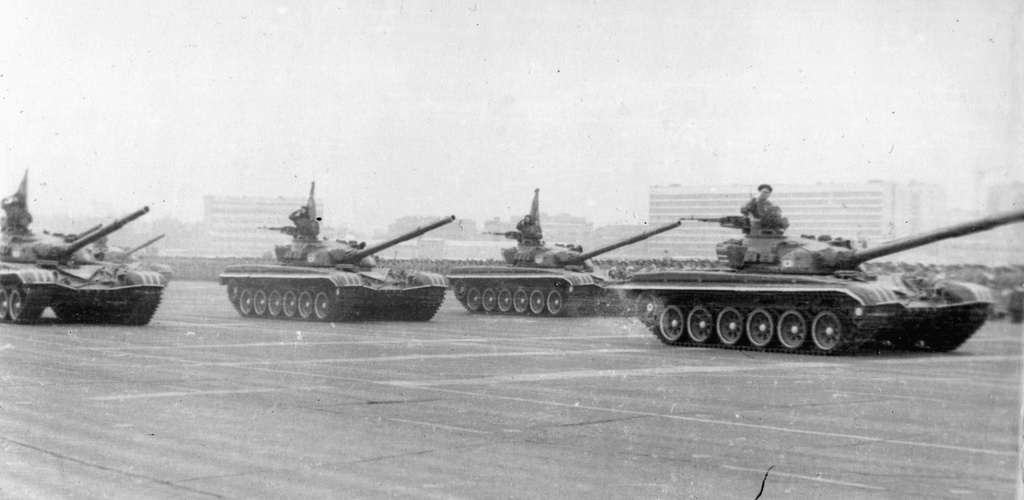 Репетиция парада в Москве на Ходынском поле, 1 апреля 1980 - 1 мая 1980, г. Москва. Выставка «Танки, еще танки, еще больше танков!» с этой фотографией.&nbsp;
