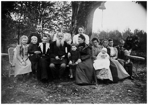 Лев Толстой с родными под «деревом бедных», 23 сентября 1899, Тульская губ., Крапивенский у., дер. Ясная Поляна. Стоят: Николай Леонидович Оболенский (сын племянницы Толстого Елизаветы Валерьяновны Оболенской, с 2 июня 1897 года – муж Марии Львовны Толстой), Софья Николаевна Толстая (невестка Льва Толстого, с 1888 года жена его сына Ильи) и Александра Львовна Толстая. Слева направо сидят: внуки Анна и Михаил Ильичи Толстые, Мария Львовна Оболенская (дочь), Лев Николаевич Толстой, Софья Андреевна Толстая с внуком Андреем Ильичом Толстым, Татьяна Львовна Сухотина с Володей (Ильичом) на руках, Варвара Валерьяновна Нагорнова (племянница Льва Толстого, старшая дочь его сестры Марии Николаевны Толстой), Ольга Константиновна Толстая (жена Андрея Львовича Толстого), Андрей Львович Толстой с Ильей Ильичом Толстым (внук Льва Николаевича Толстого).Выставки&nbsp;«На виду у всех. Будни Льва Толстого»,&nbsp;«10 лучших фотографий Льва Толстого»,&nbsp;«Флагманские фотографии. Выбор редакции», «Фотографии 1899 года»&nbsp;и видео&nbsp;«Репин и его модели»,&nbsp;«Софья Толстая: быть женой гения» с этим снимком.